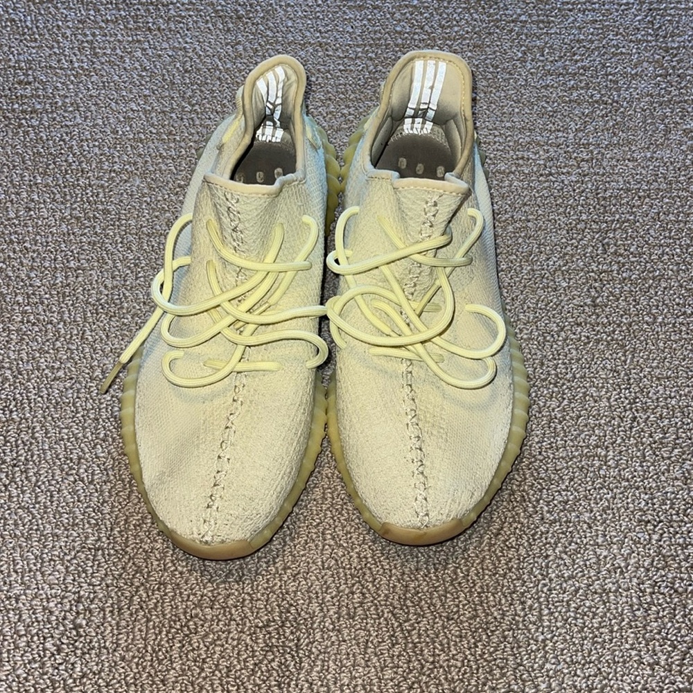 adidas Yeezy Boost 350 V2
Butter